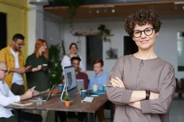 Osoba, która lubi być w centrum uwagi - Jak stawiać zdrowe granice?