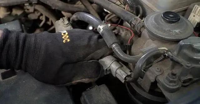 Gdzie jest filtr paliwa Corolla E12? Benzyna vs. Diesel znajdź go!