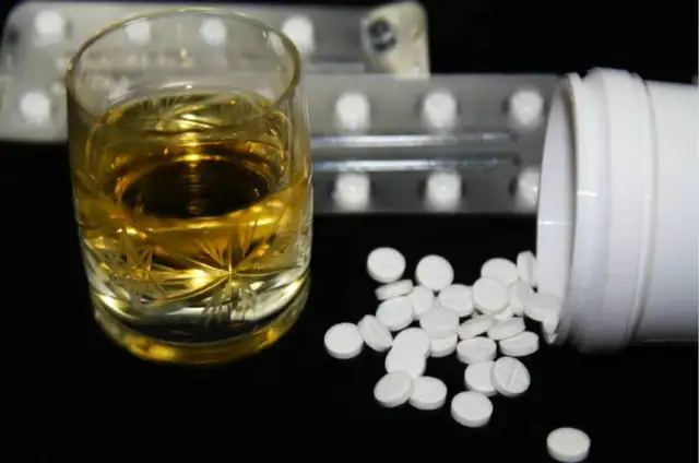 Czy można wypić piwo przy antybiotyku? Sprawdź skutki i ryzyko