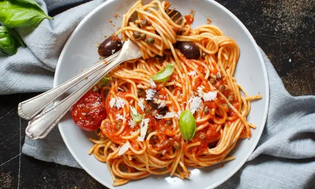 Spaghetti alla Puttanesca: Szybkie, pikantne i pełne smaku!