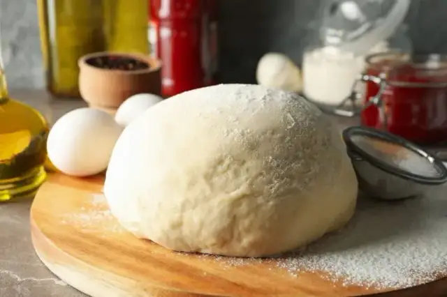 Jak szybko rozmrozić ciasto na pizzę bez utraty jakości?