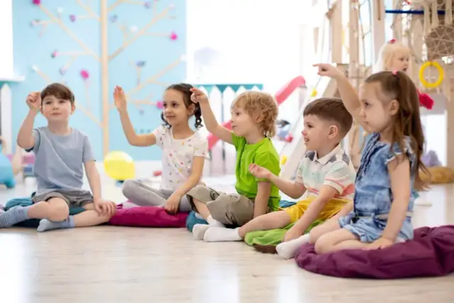 Żłobek prywatny czy państwowy? Porównanie, które rozwieje wątpliwości