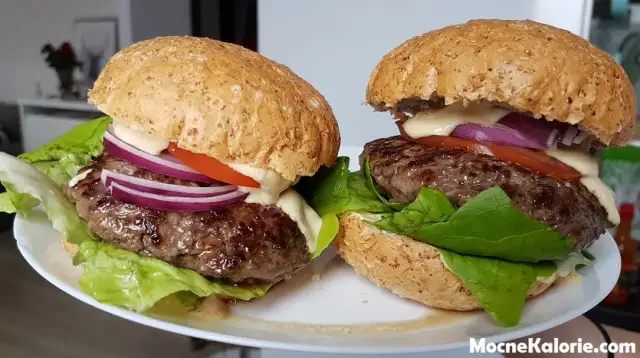 Burger z frytkami: Ile kalorii? Poznaj fakty i triki