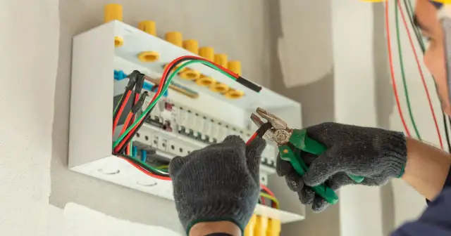 Ile zarabia elektryk w Polsce - Zarobki 2026 i perspektywy