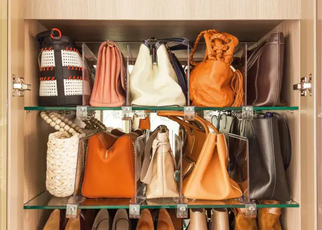 Estantería con varios bolsos de diferentes colores y estilos, perfectamente organizados para facilitar su acceso.