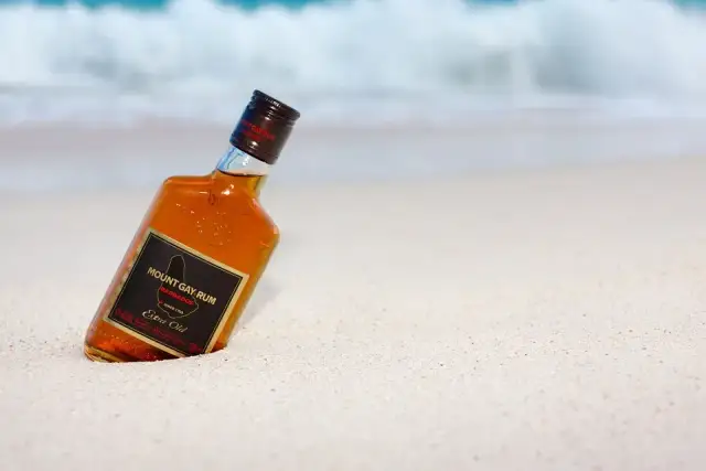 Jaki rum do herbaty? Odkryj najlepsze połączenia smakowe