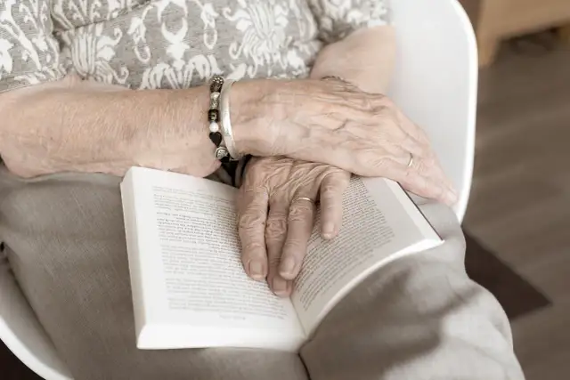 Praca w opiece jako dodatkowy dochód po 50. roku życia – jak portal dla opiekunek zmienia rynek opieki senioralnej
