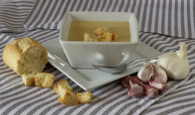 Jak zrobić zupę czosnkową – prosty przepis na aromatyczną zupę