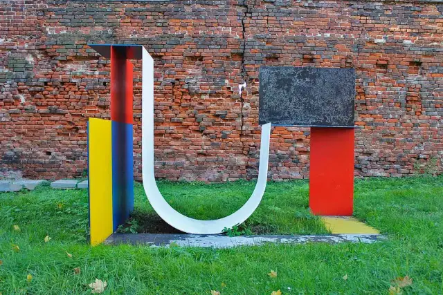 Rzeźby przestrzenne: ich znaczenie i techniki w sztuce nowoczesnej