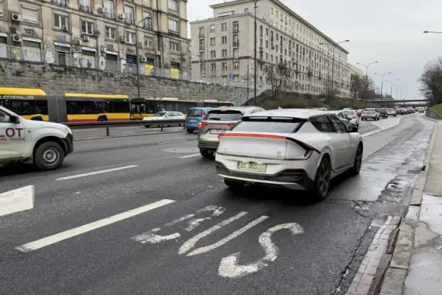 Czy samochody elektryczne mogą jeździć buspasem? Sprawdź przepisy!