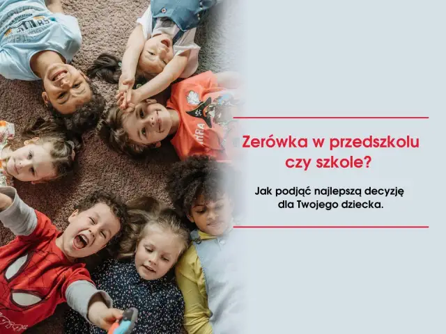 Uśmiechnięte dzieci leżą na dywanie. Czy zerówka to oddział przedszkolny? Dowiedz się, jak podjąć najlepszą decyzję dla Twojego dziecka.