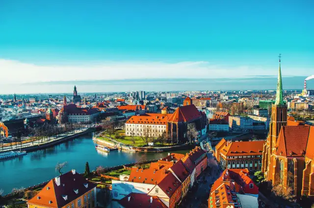 Wrocław z rzeką i zabytkowymi kamienicami, jeden z najładniejszych miast w Polsce.