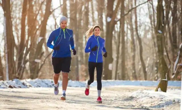 L'équipement footing hiver : restez au chaud et en sécurité en courant