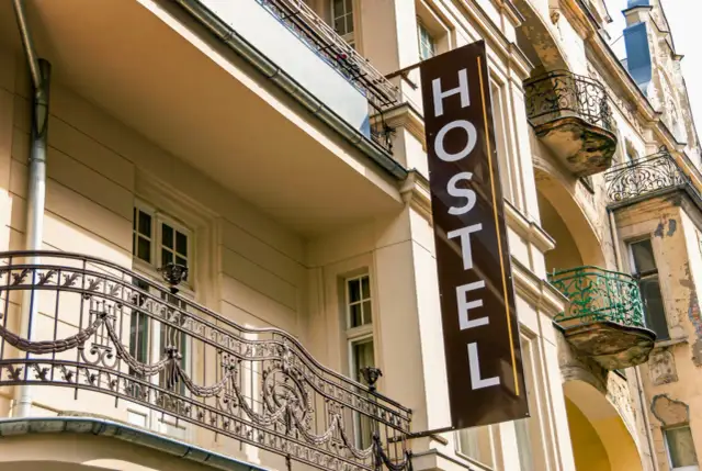 Czym się różni hotel od hostelu? Kluczowe różnice, które musisz znać