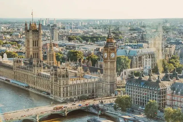 Widok na Parlament i Big Bena w Londynie. Zastanawiasz się, ile się leci do Londynu?