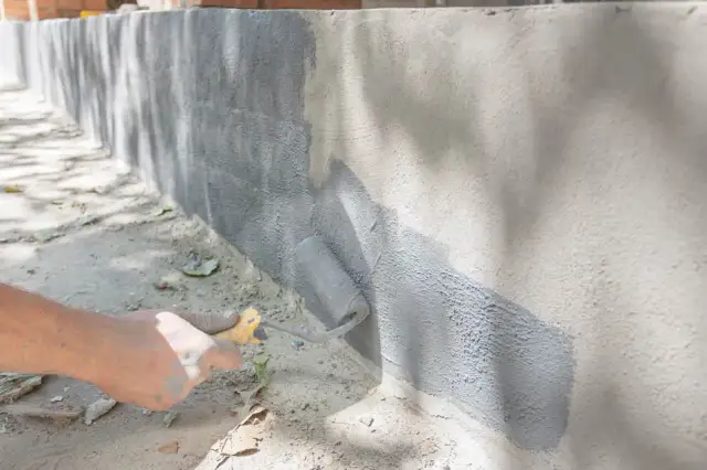 Czym pomalować chodnik betonowy, aby uniknąć szybkiego zniszczenia?