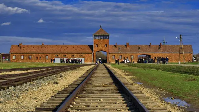 Auschwitz-Birkenau cennik - Ile kosztuje zwiedzanie i jak wejść?