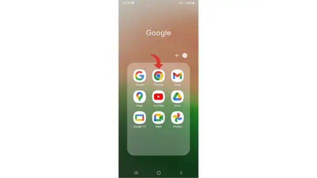 Une flèche rouge pointe vers l'icône Chrome dans un dossier d'applications Google sur un téléphone Android. Ce raccourci Chrome Android est pratique.