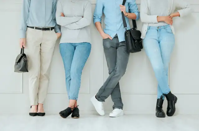 Cztery osoby w casualowym stroju, pokazujące różnorodność dress code'u.