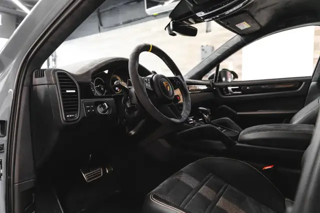 Luksusowe detailing wnętrza Porsche: skórzana kierownica, sportowe fotele z alcantary i nowoczesna deska rozdzielcza.