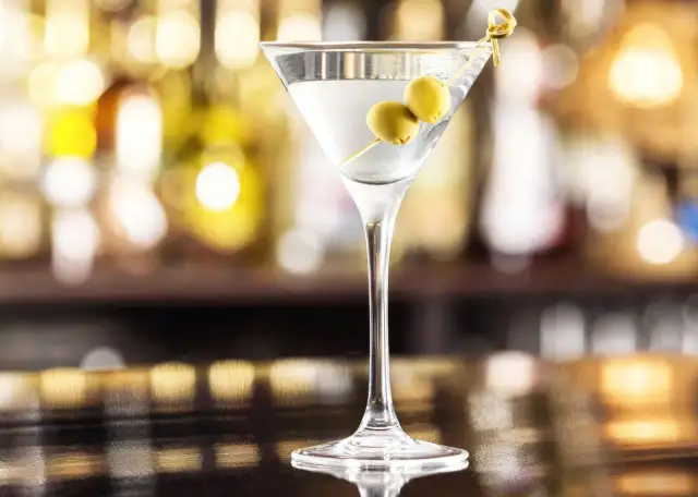 Dry Martini przepis: Opanuj sekrety idealnego koktajlu.