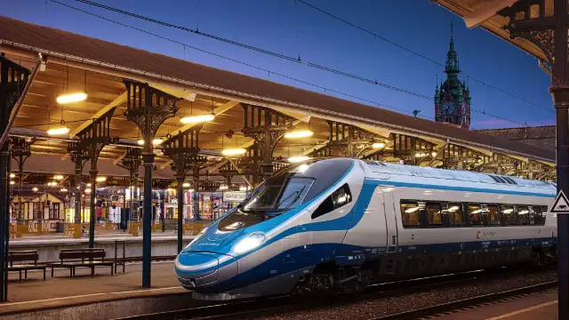 Nowoczesny wagon sypialny Pendolino na peronie dworca Gdańsk Główny. Wieczorne światła tworzą magiczną atmosferę.