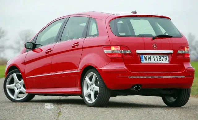 Czerwony Mercedes B klasa, zapytanie o jaki silnik benzynowy.