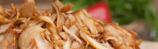 Pokrojone, soczyste mięso z kurczaka na kebab, z widocznymi przyprawami.