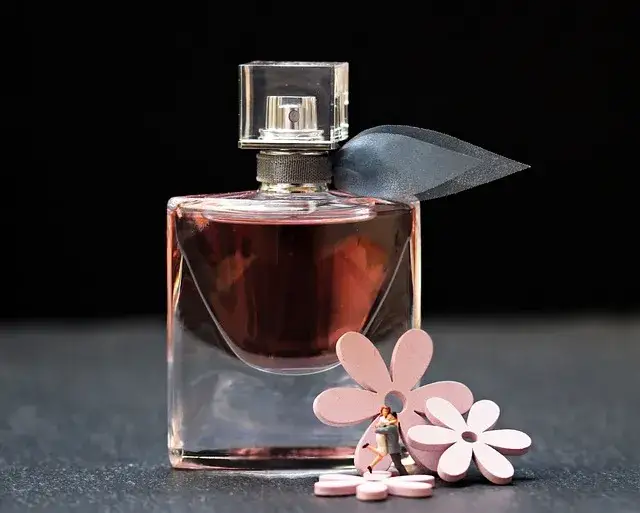 Co dłużej pachnie: woda toaletowa czy perfumowana? Sprawdź różnice
