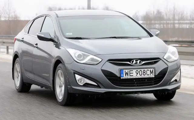 Szary Hyundai i40 na drodze. Kierowca szukał Hyundai i40 opinie przed zakupem i był zadowolony.