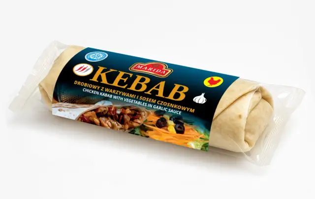Mrożony kebab drobiowy z warzywami i sosem czosnkowym w opakowaniu.