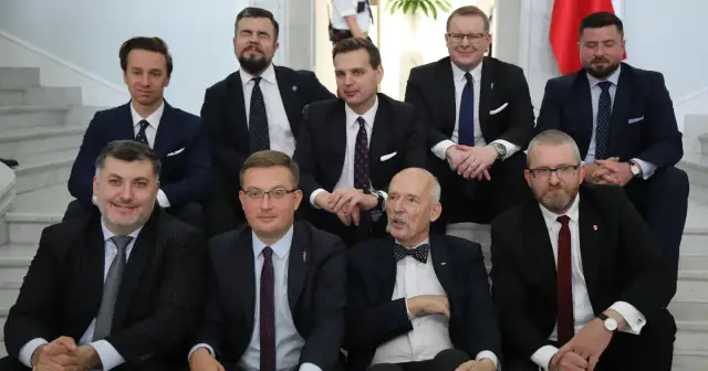 Grupa mężczyzn w garniturach, być może symbolizująca ruch narodowy a wolnościowcy starcie frakcji wewnątrz Konfederacji.