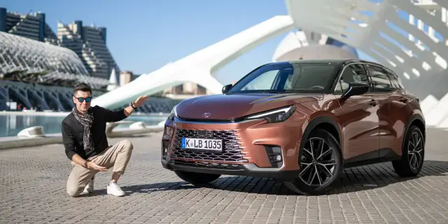 Mężczyzna prezentuje nowy Lexus LBX. Zobaczcie jego opinie i wrażenia z jazdy tym stylowym SUV-em.