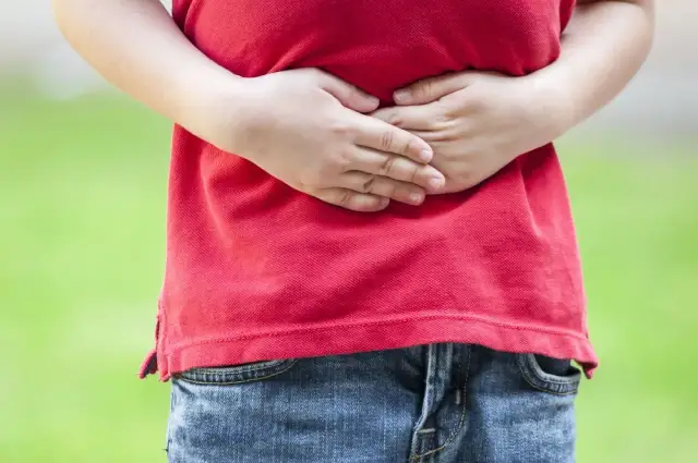 Co podawać dziecku na ból brzucha – bezpieczne sposoby i skuteczne metody