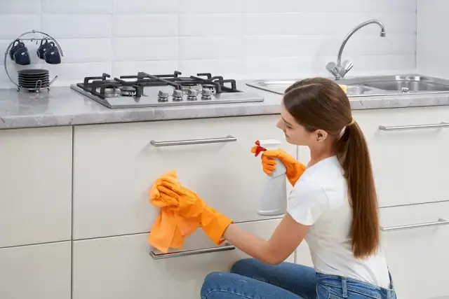 Jak skutecznie czyścić meble kuchenne bez uszkodzeń powierzchni
