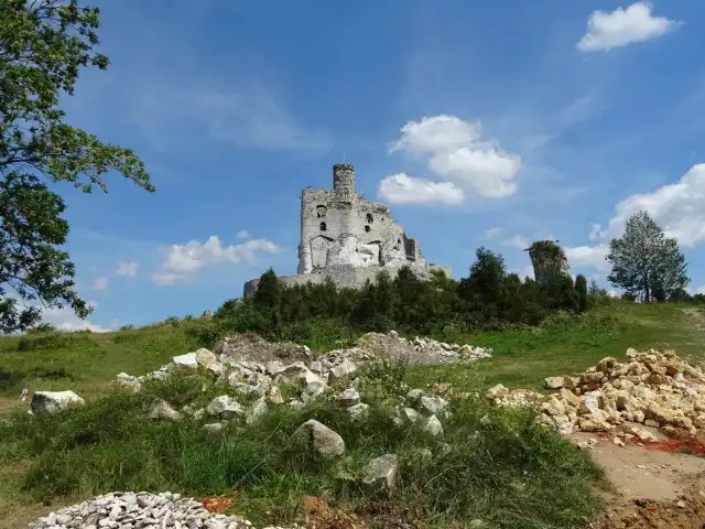 Ruiny zamku na wzgórzu, idealne miejsce na wycieczkę. Zamek Czocha bilety warto kupić online.