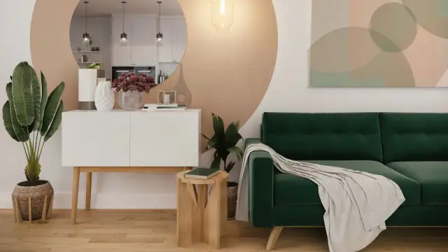 Sofá verde esmeralda y plantas crean una atmósfera de serenidad. La decoración verde aporta vida a este espacio moderno.