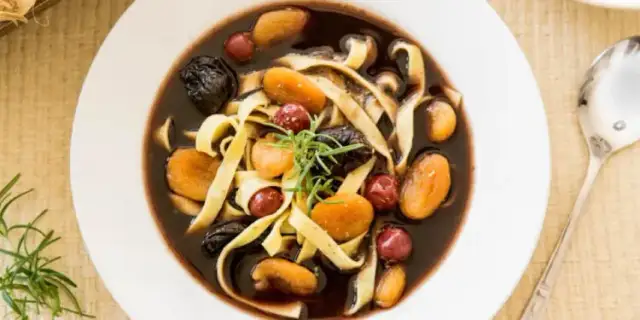 Gdzie zjeść czerninę w Poznaniu? Odkryj najlepsze restauracje