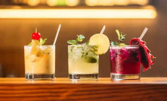 Najlepsze drinki z sokiem mango, które zaskoczą Twoich gości