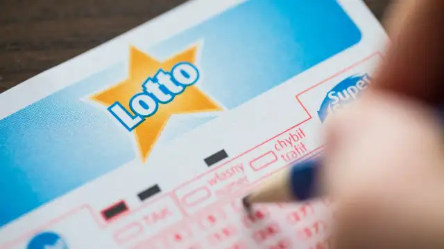 Ktoś wypełnia kupon Lotto. Czy rozwód a wygrana w loterii to miliony wchodzące w skład majątku wspólnego?