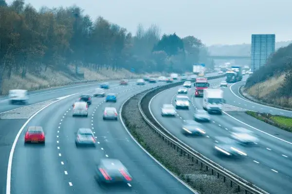 Czy można wyprzedzać prawym pasem na autostradzie? Oto prawda!