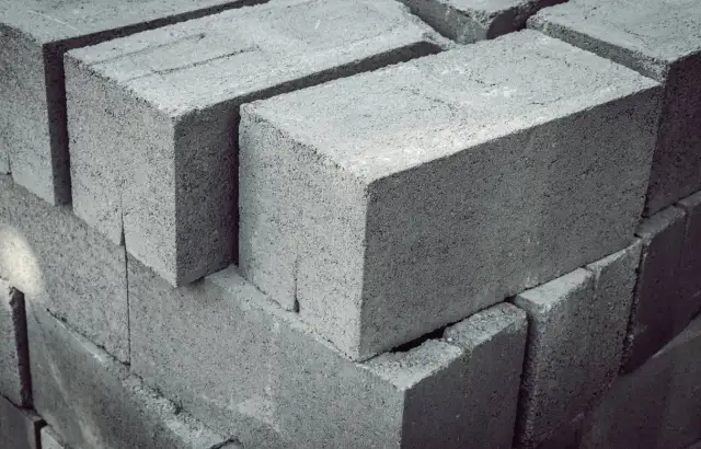 Fundamenty z bloczków betonowych czy wylewane - co wybrać dla domu?