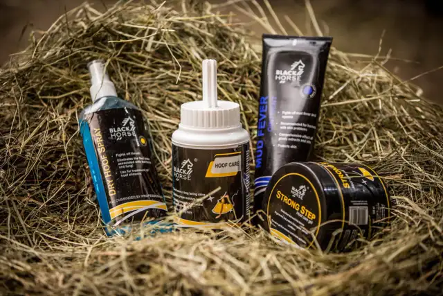 Zestaw produktów "Black Horse" do pielęgnacji kopyt: spray, maść i żel. To profesjonalne narzędzie kowala dla zdrowych koni.