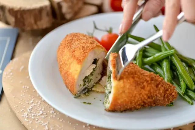 Idealny kotlet de volaille - Jak smażyć, by masło nie wypłynęło?