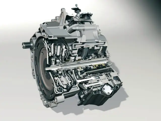 Przekrój skrzyni biegów DSG, ukazujący złożony mechanizm z kołami zębatymi i elementami hydraulicznymi.