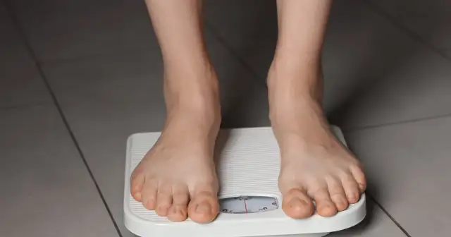 Stopy na wadze łazienkowej. Czy to początek drogi, jak schudnąć 5 kg w 2 tygodnie?