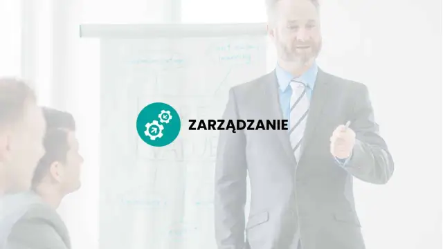 Szkolenie z zarządzania i etyki w biznesie. Mężczyzna w garniturze prezentuje schemat na tablicy.