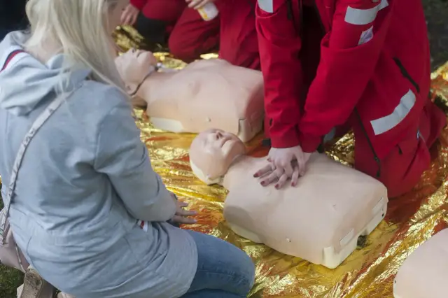 Masaż serca ile ucisków? Kluczowe zasady resuscytacji, które ratują życie