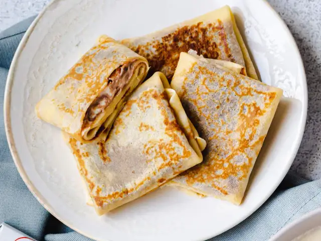 Gefaltete Crêpes mit Schokoladencreme-Füllung, ein köstliches Crêpes Rezept für süße Momente.