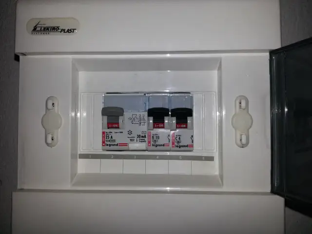 Jakie bezpieczniki do garażu wybrać, aby uniknąć problemów elektrycznych?
